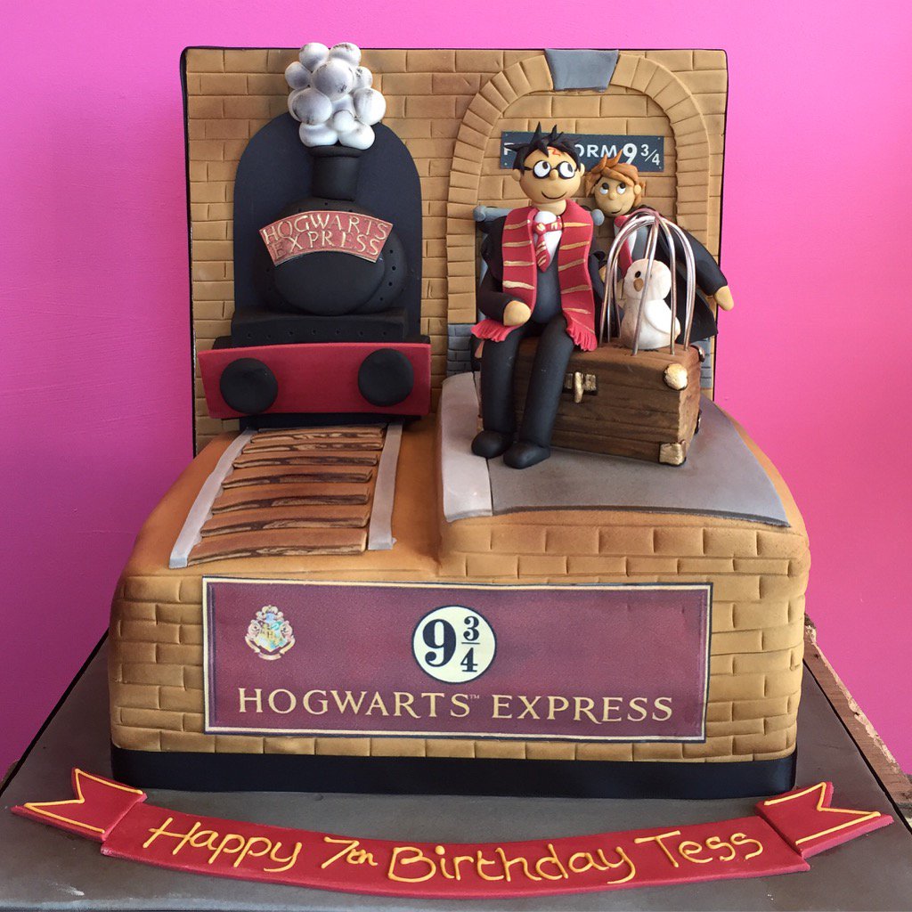 Occasion Cakes Our Amazing Cakes Will Leave You Spellbound Occasioncakesuk Harrypotter Hogwarts Bolton Northwest Cake