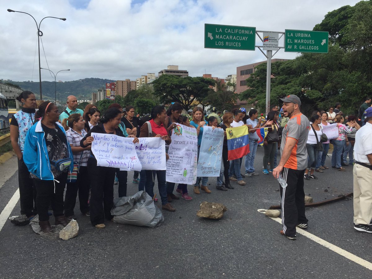 JULIOCHIRINOS's tweet photo. Trancada la recta de la urbina https://t.co/bvIoKQr21X