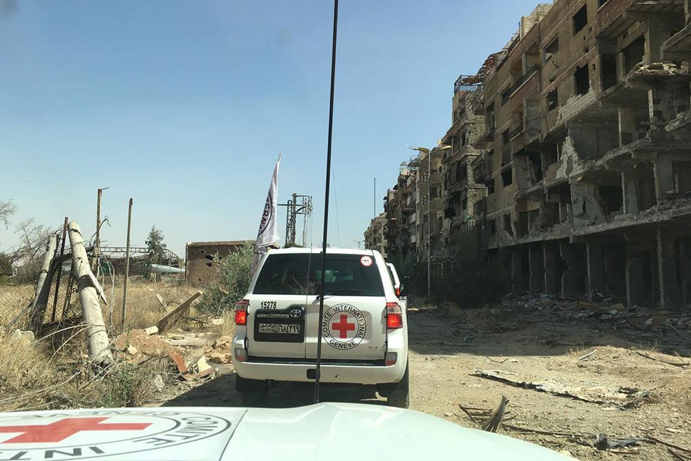 مساعدات إنسانية تصل داريا والمعضمية في ريف دمشق الغربي Cj3V4R1XEAAWOZ6
