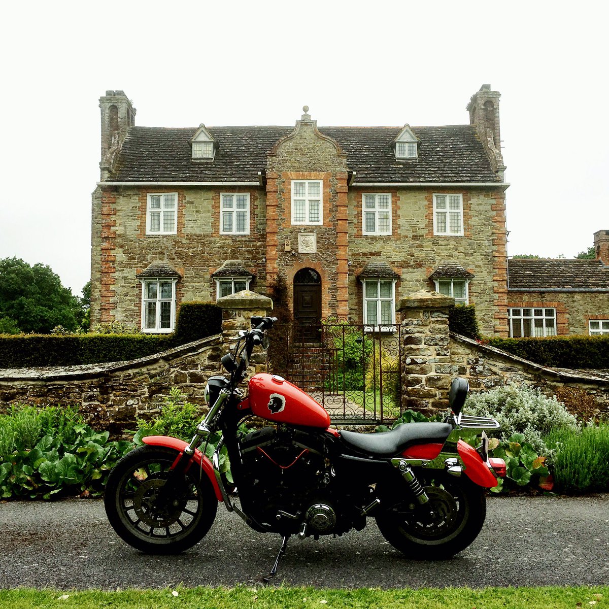 AlbieTheArtist's tweet photo. In the countryside for a painting commission. #albieespinola #harleydavidson #sportster #bobber #apebars https://t.co/ot6GLmYRHz