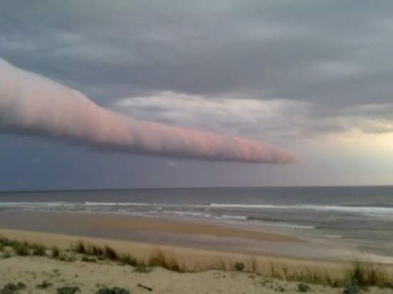 BlommeVirginie's tweet photo. #arcus ou #tornade vu à la #tranchesurmer impressionnant. Et nous sommes tous impuissant face à Madame nature 👎🏃🆘 https://t.co/m4mGlfXAuC