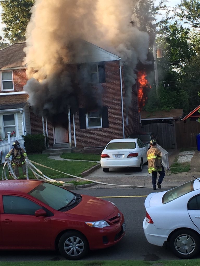 ArlingtonVaFD's tweet photo. #FollowUp: Conditions encountered by Engine 101 upon arriving on scene. Pictures courtesy of @biffman101 #Going2Work https://t.co/OysxguwQ0F