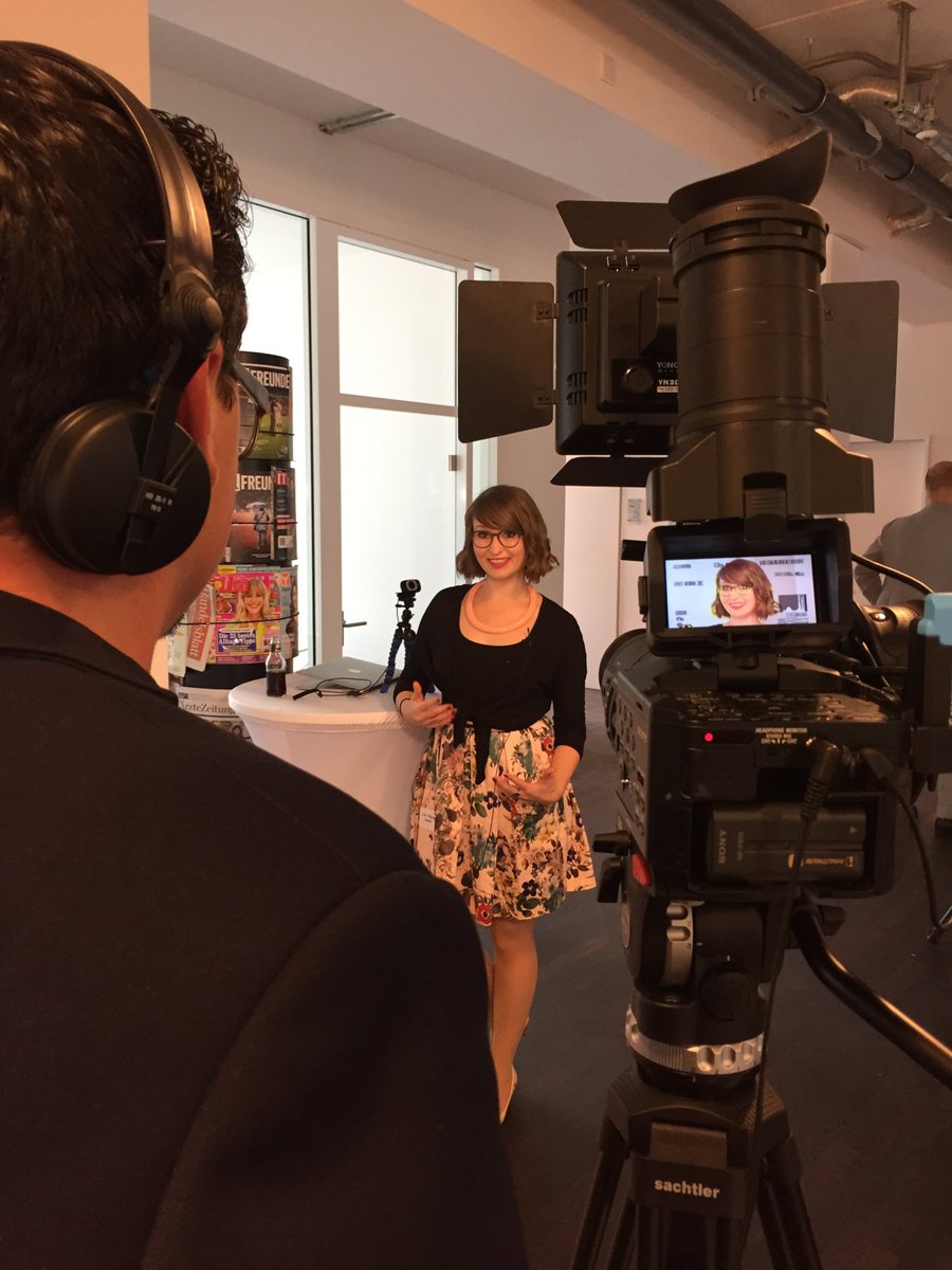 content_slam's tweet photo. Die letzten Vorbereitungen laufen. In wenigen Minuten starten wir mit dem #ContentSlam. #teamlewis_de @meinfeenstaub https://t.co/419REoivEX