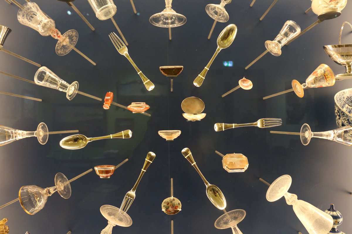 Eine runde Sache: Original Kasseler #Kunsthandwerk - aufwendig in Szene gesetzt im #Stadtmuseum #Kassel (mic) https://t.co/wEwVHagcar