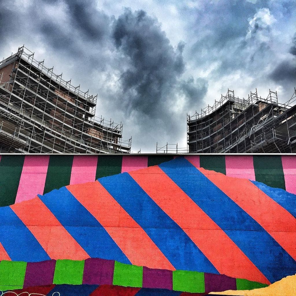 sosblogger's tweet photo. Il grigio oltre la siepe.
That's Milano...
.
.
#milano #building #cantiere #wall #muro #co… https://t.co/6VvmpfaWNG https://t.co/sWMKLG1WYn