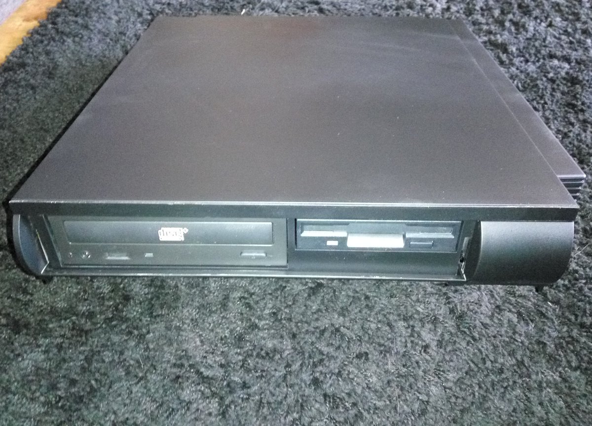 RISCOSbits's tweet image. #acorn #RiscPC in Panther matte black. Looks great but picks up every bit of dust in the room!