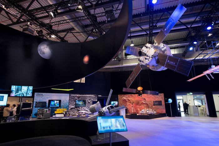 esaoperations's tweet image. Seen at #ILA2016: Our fav @ISS_Research cargo vessel, #ATV, with its newest version, @NASA_Orion's #ServiceModule