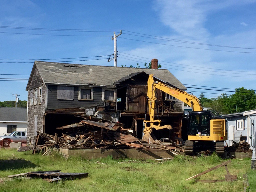 Beach Road building being demolished in Vineyard Haven