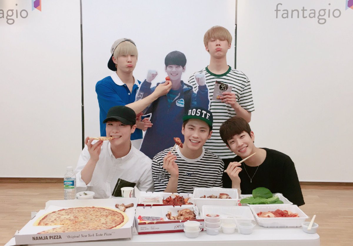 울고웃는 아스트로!!!ㅋㅋㅋㅋ
원래 승부의세계는 냉정한 법이에요!!😒
#아스트로 #백일축하 #아로하사랑해 #꽃길만걷게해줄께요 #브이앱 #치피보족 #으누야언넝와