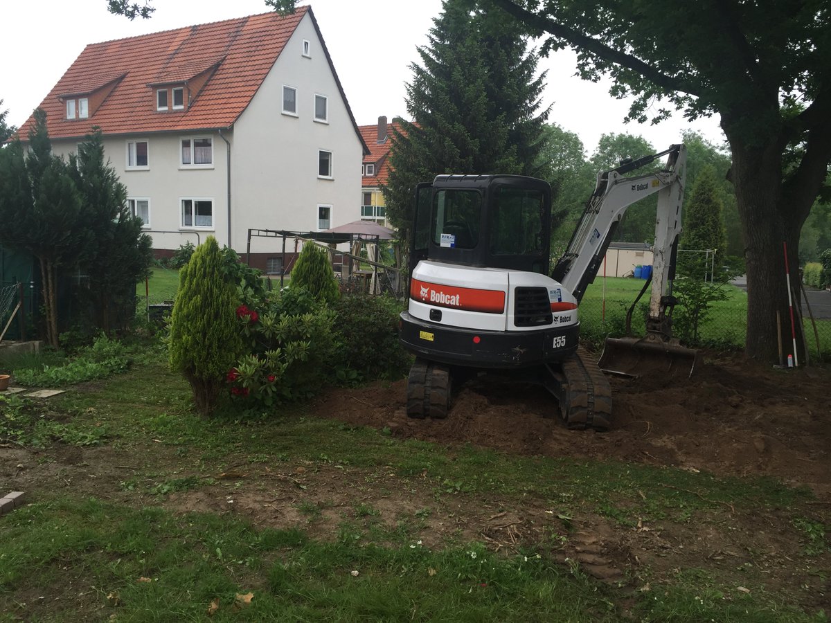 GEWOBAG_eG's tweet photo. Baggerarbeiten am Treffpunkt Wohnen und Leben im Kasinoweg 35 in Hofgeismar. Hier soll ein Grillplatz entstehen. https://t.co/AcYuxRzEX4