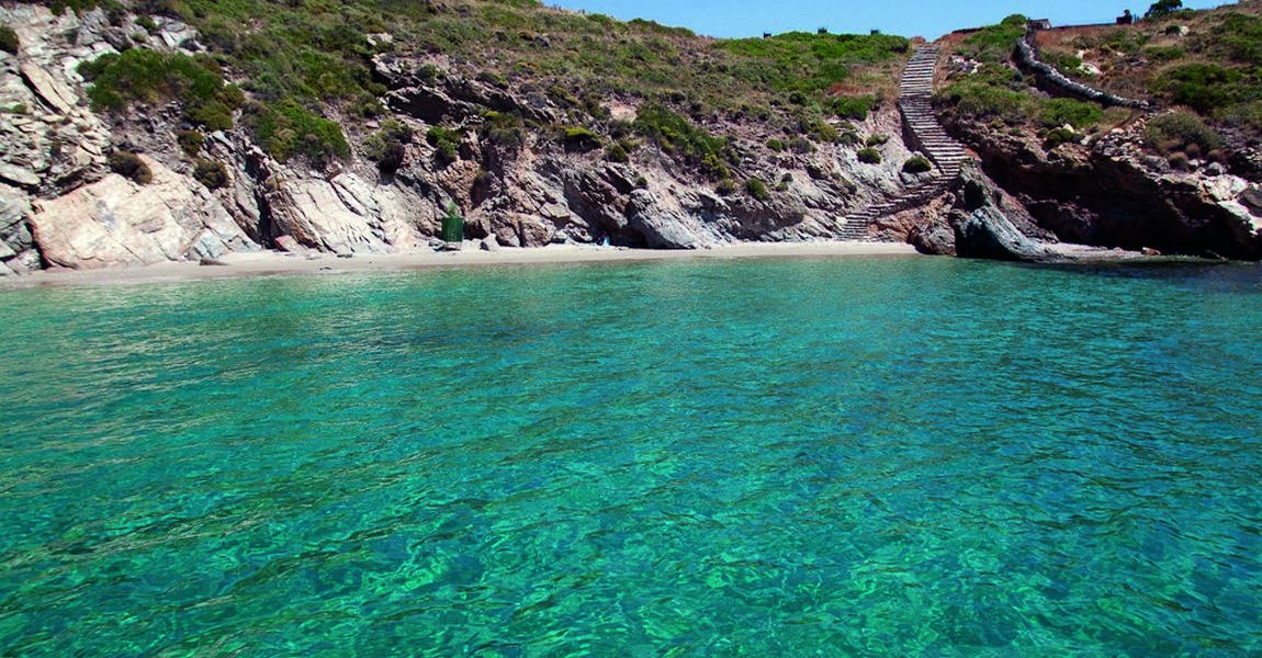 placeingreece's tweet photo. In the Eastern Aegean with amazing beaches, Fourni is peaceful and set away from mass tourism &amp; modern ways of life. https://t.co/K7xcveuliO