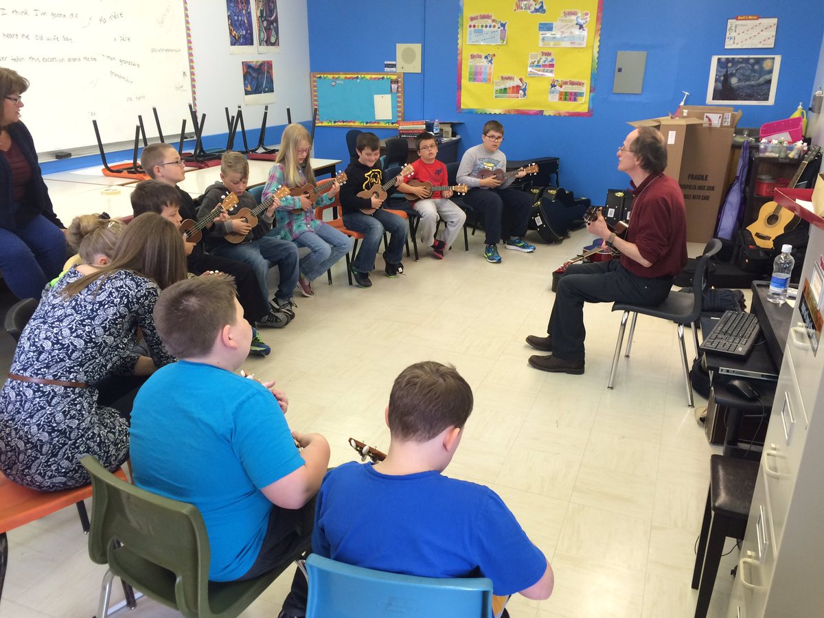 3/4 playing the Uke! <a href="/NLESDCA/">NLESD</a> <a href="/centralmorning/">Central Morning Show</a> @GrosMorneMusic