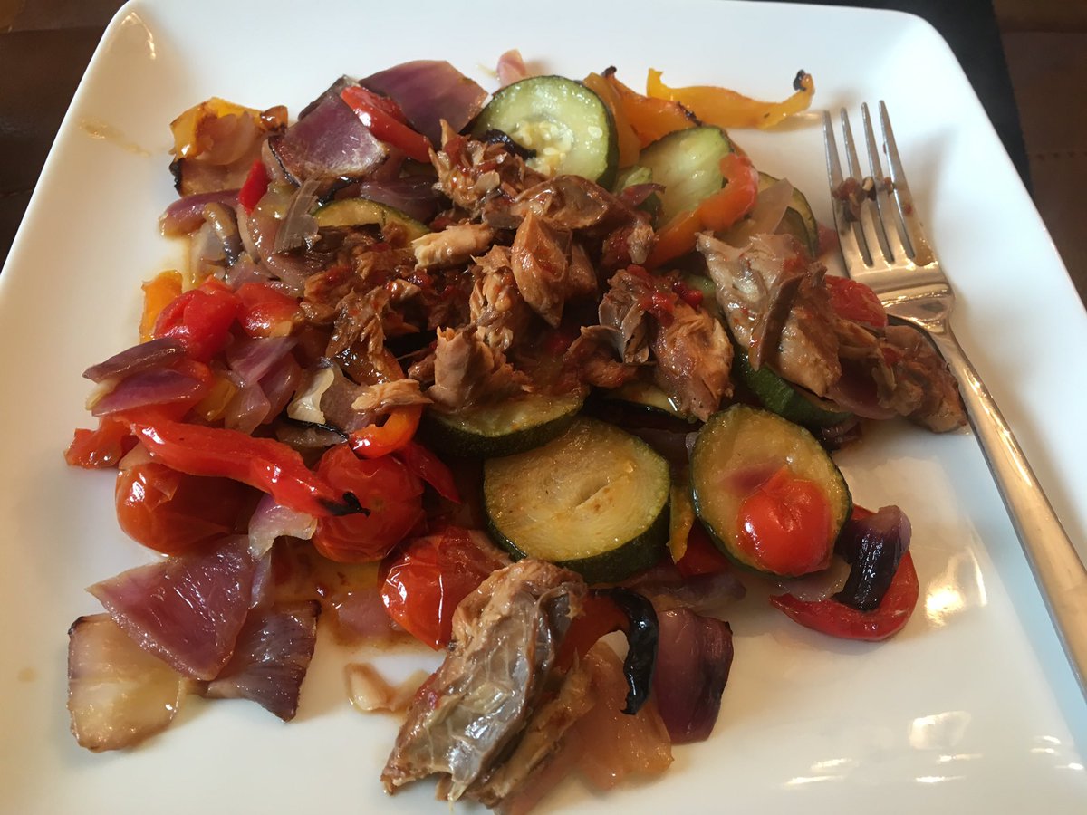 NetworkHealthy's tweet image. Roasted courgette, red onion, pepper, tomatoes, basil infused Olive oil&amp;amp;a tin of sweet chilli mackerel. #stunning