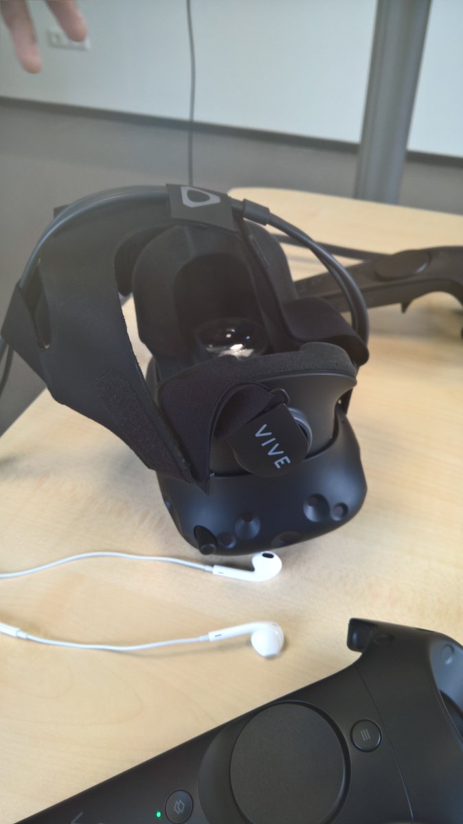 Conntechbv's tweet photo. Speelgoed gearriveerd.. Installaties en gebouwen van een platte tekening of erdoorheen lopen? #VirtualReality https://t.co/WzMggFIpGS