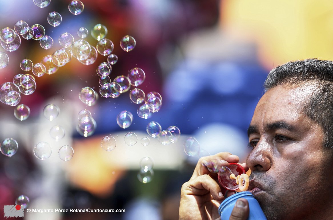 #LaDiaria Burbujas para llevar en #Cuernava Foto: Margarito Pérez/ Cuartoscuro.com