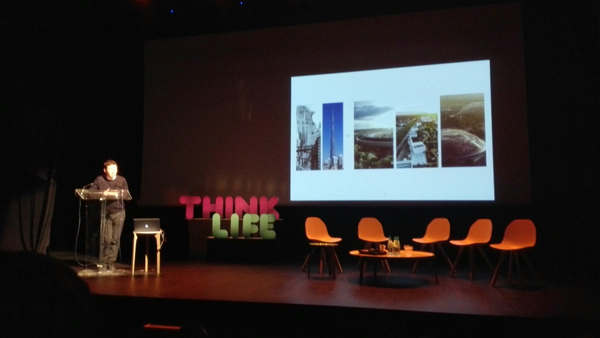 Arthur_Heran's tweet image. Le designer @RamyFischler saupoudre enfin un peu de lucidité et d'humour dans la conférence #ThinkLife cool !