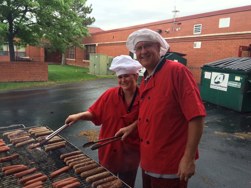IndianPrairie47's tweet photo. Annual Fun Day cookout! #IPSpride @CrystalLakeSD47 https://t.co/DmDjrtSdvM