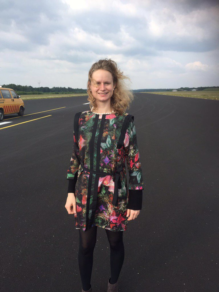 D66Overijssel's tweet image. Midden op een vliegbaan, hoe ziet dat eruit? Nou zo dus! @ClaarGrooten tijdens haar bezoek #TechBaseTwente