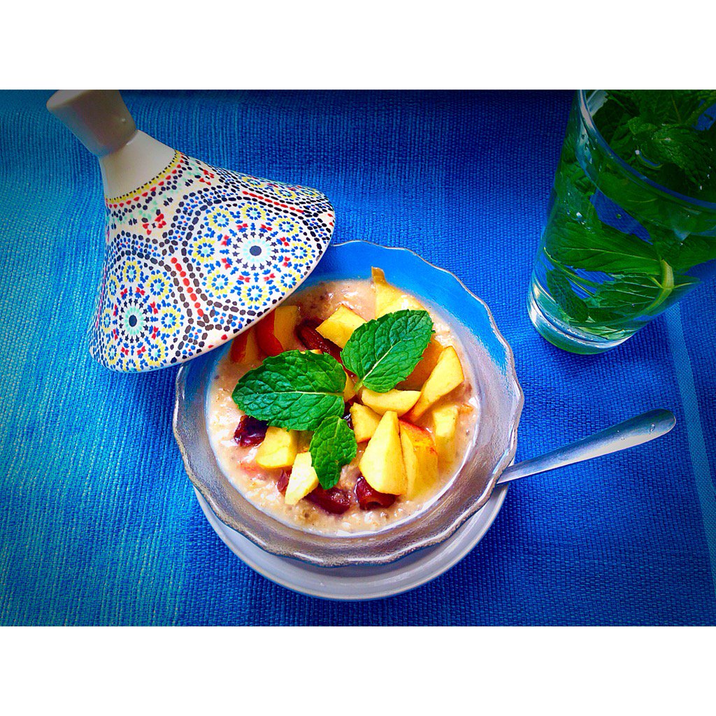 SurfCoastMaroc's tweet photo. Staying surf-fit: oat #porridge with chia, almonds &amp; apple-date topping. Energy boooost!
#surffood #breakfast #Chia https://t.co/kLRgeYHeKB