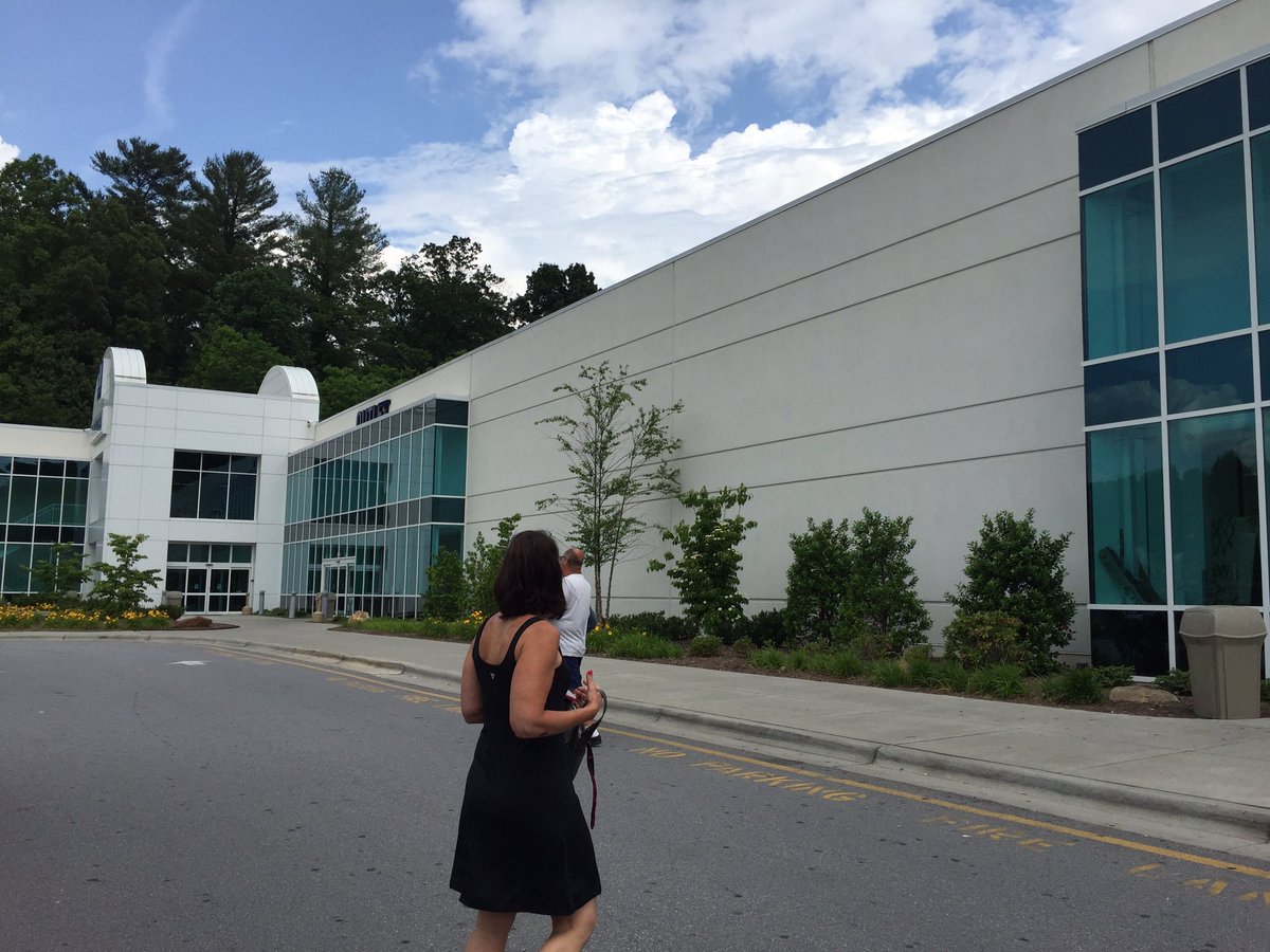 jolee_p's tweet photo. Award for biggest Goodwill!?! https://t.co/p84wghWQyf