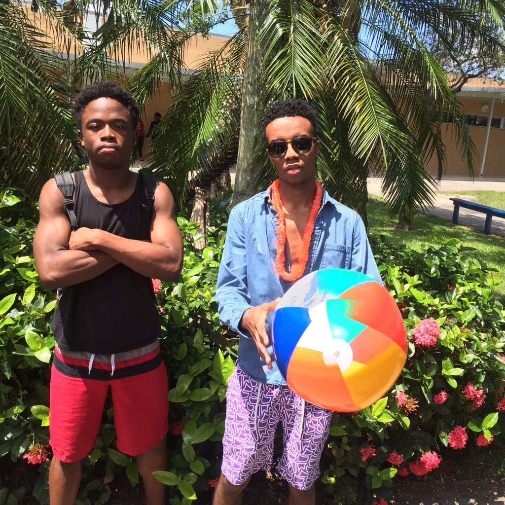 CO2017PHS's tweet photo. THINGS ARE HEATING UP IN SOUTH FLORIDA BUT NO WORRIES BECAUSE c/o 2017 is #BEACHREADY #STEPUPWEEK https://t.co/z1hHFX7wV8