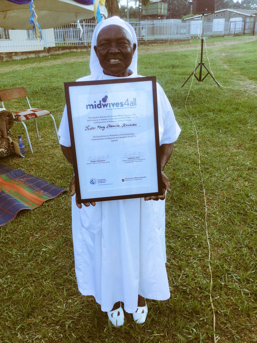 SwedEnvoyUganda's tweet image. Sister Mary Dolorita displays her @midwives4all award signed by Ministers @margotwallstrom and @IsabellaLovin