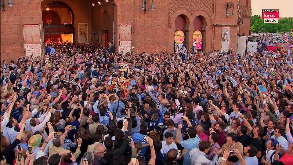 sergio_moreno15's tweet photo. El 2º espectáculo de masas, señores, el segundo!!Sinceramente, esta imagen me parece espectacular. #SanIsidro2016 🤘🏻 https://t.co/jXuYRqSoyB
