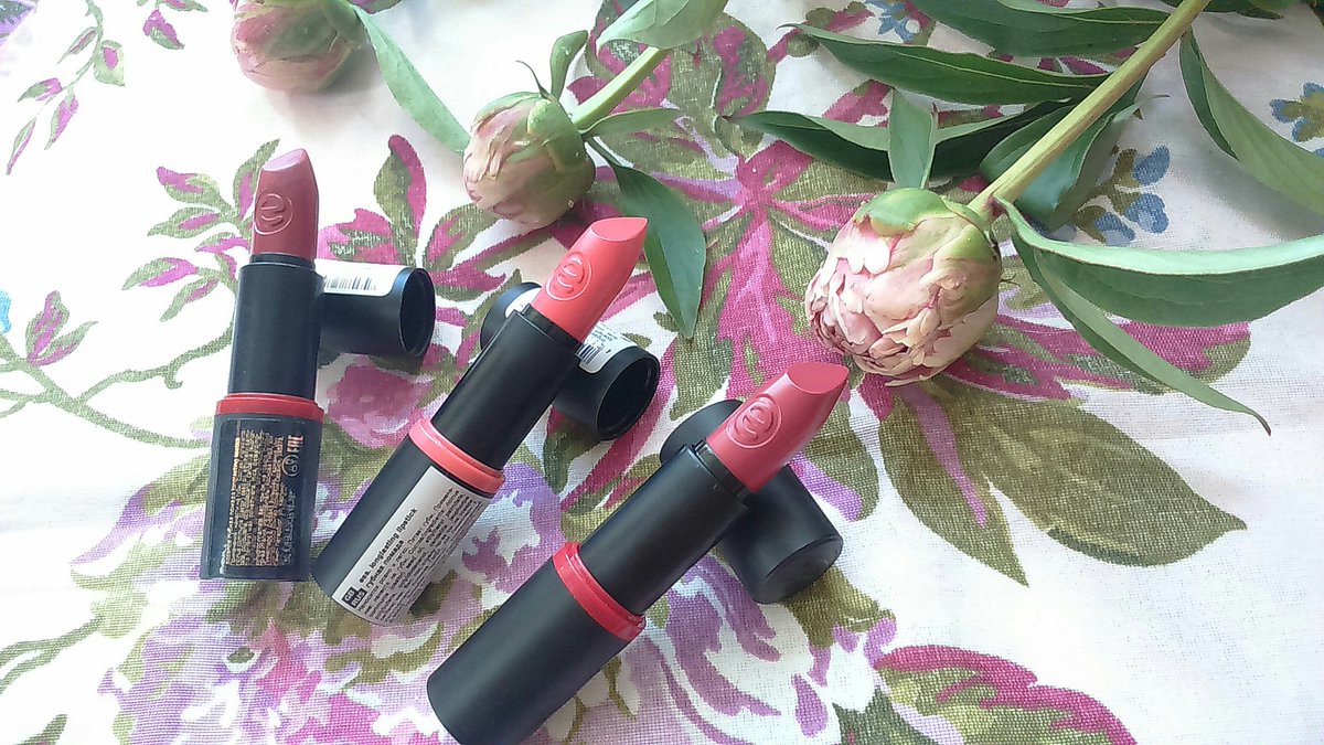 petite_teddy's tweet photo. Essence Longlasting lipstick swatches 04, 01 and 18. #essence #beautygblogger #bblogger #blogger #swatches #lipstick https://t.co/yoE6b3Xjjg