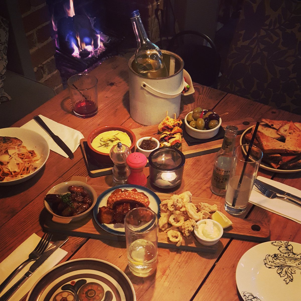 itsyadventures's tweet photo. Cosy afternoon by the fire in one of my local haunts, @thelongdogpub #waddesdon #aylesbury #foodie #buckinghamshire https://t.co/F2QMPSuTB3