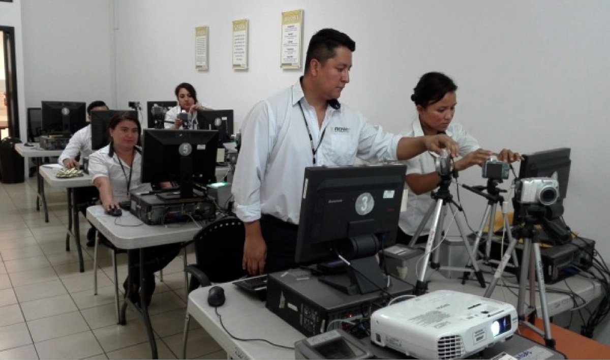 renapgt's tweet photo. Personal administrativo recibe taller para conocer el funcionamiento de la Estación de Captura de Datos para el DPI. https://t.co/3hxy2R2Zvh