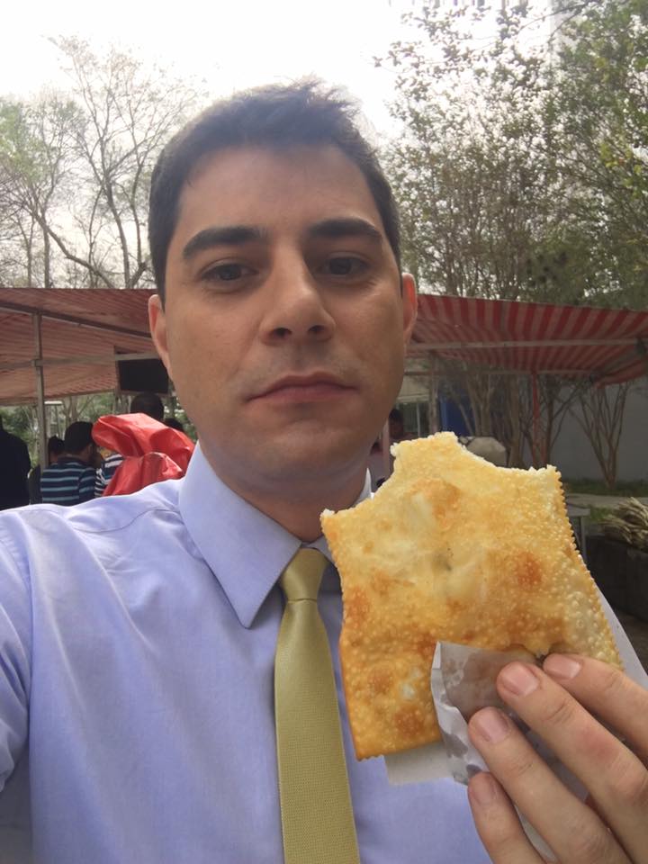rafaelcapanema's tweet photo. está passando pela sua timeline o evaristo costa triste com um pastel https://t.co/HTmRARHURt