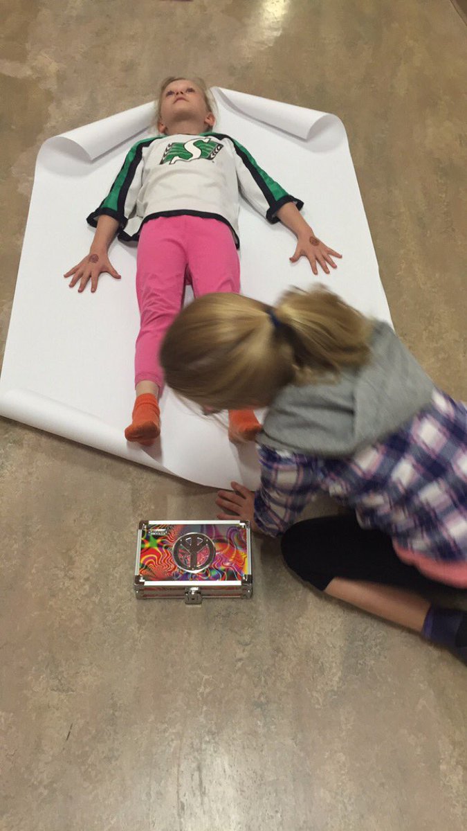 missscharnatta's tweet photo. Tracing our friends so we can draw the parts of our body. https://t.co/fyEkPUDBbG
