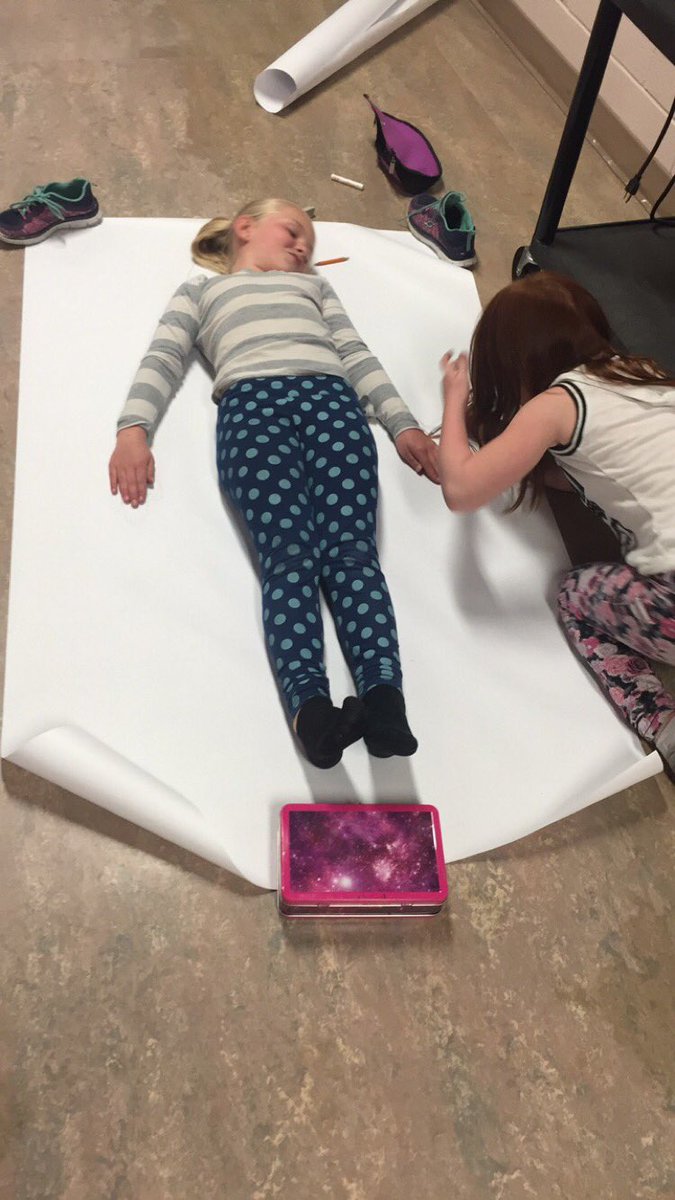 missscharnatta's tweet photo. Tracing our friends so we can draw the parts of our body. https://t.co/fyEkPUDBbG