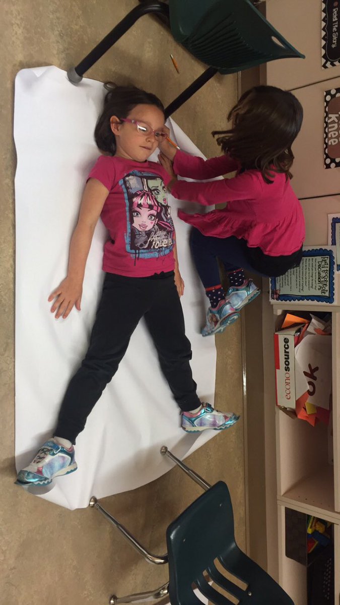 missscharnatta's tweet photo. Tracing our friends so we can draw the parts of our body. https://t.co/TQl3Sd4rCj
