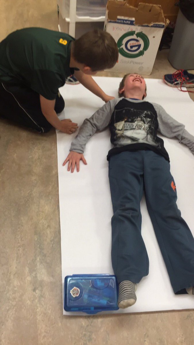 missscharnatta's tweet photo. Tracing our friends so we can draw the parts of our body. https://t.co/TQl3Sd4rCj