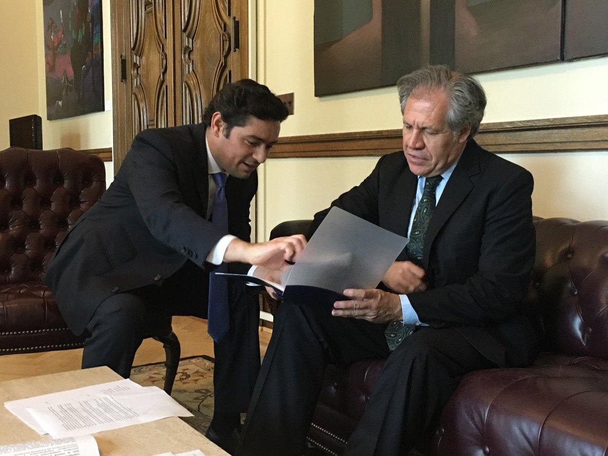 Almagro_OEA2015's tweet photo. Recibí d @carlosvecchio resolución d respaldo AN #Venezuela x mi decisión d invocar CartaDemocrática #InformeOEAVzla https://t.co/Nm8BJXXtwX