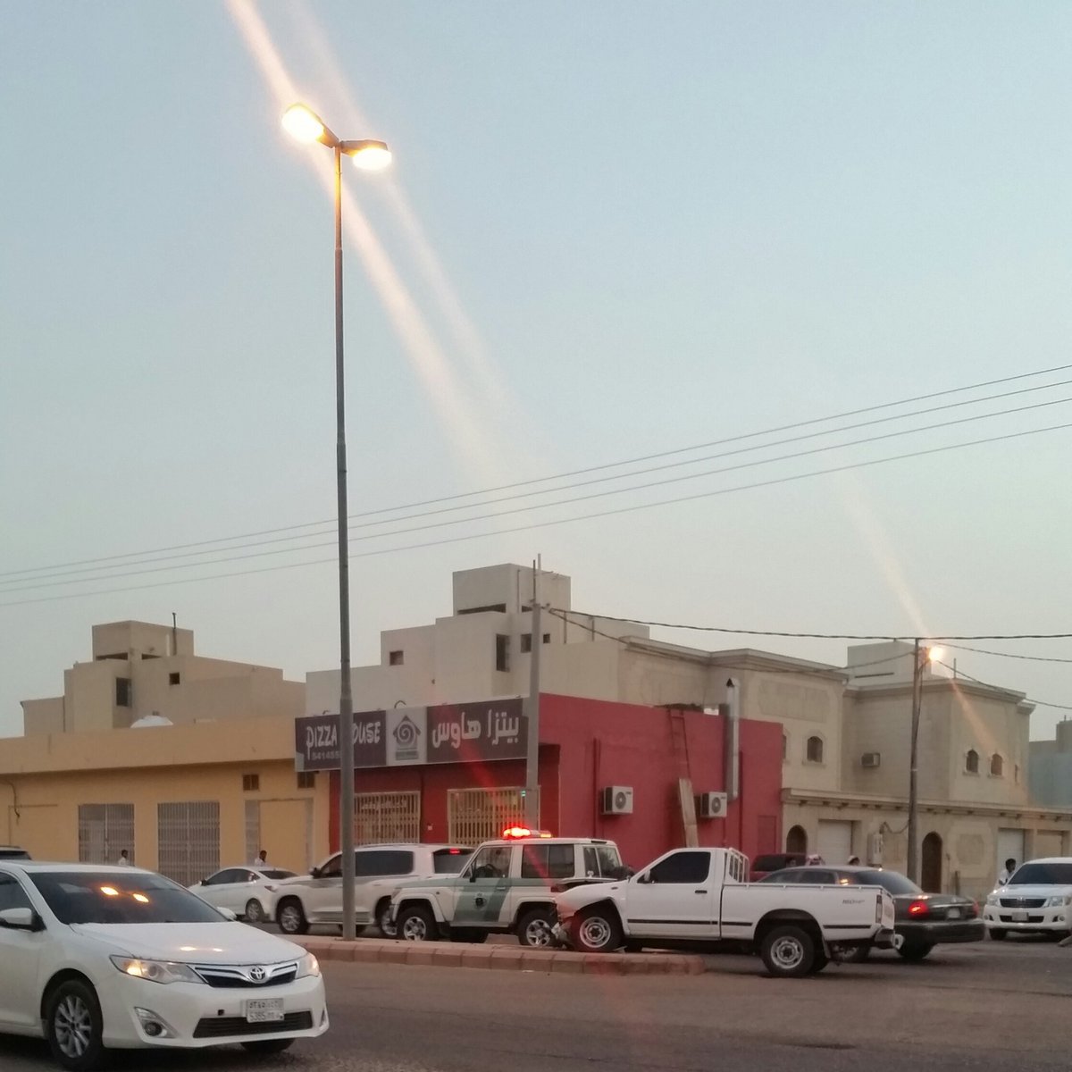 h_delam's tweet photo. #الدلم_الان 
وقوع حادث لأربع سيارات قبل قليل على طريق الثلانين في حي الصحنه https://t.co/wRfqPVmP3a