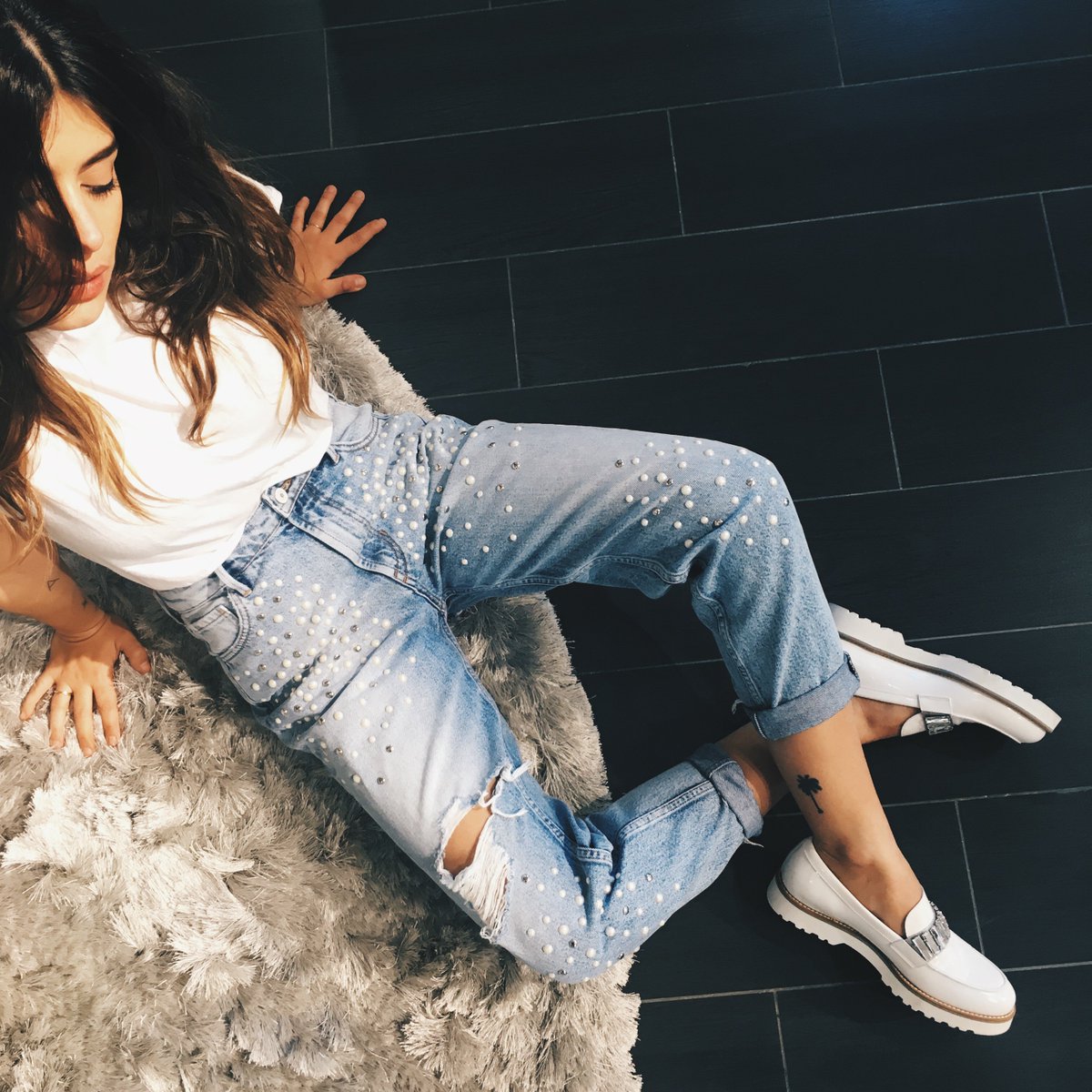 HoganBrand's tweet photo. Dulceida wears #HOGAN #SS16 #Route #H259 Loafers in white #HoganClub https://t.co/v0BFTs9M8i