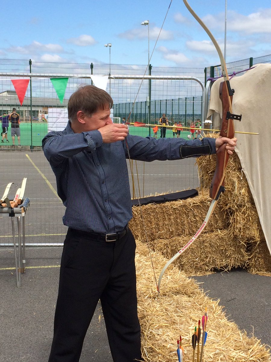 Cystadleuaeth i deuluoedd sy'n dysgu cymraeg <a href="/EisteddfodUrdd/">Eisteddfod yr Urdd a’r Celfyddydau</a> <a href="/Learn_Cymraeg/">Learn Cymraeg GO (Learn Welsh North West)</a> 3teulu yn mwynhau'r tasgau