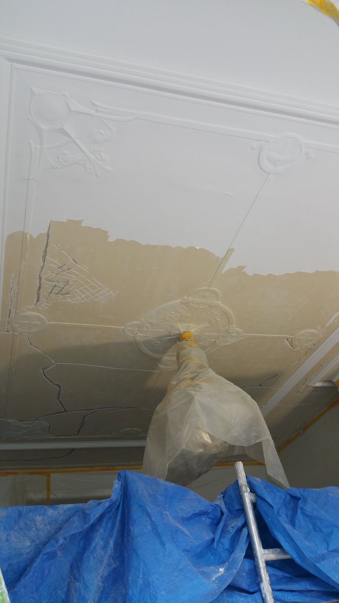 esshetgooi's tweet photo. #silberling plafond#kalkververven afsteken en afwassen, # rozetten, hoekstukken opscherpen en repareren #fotografie https://t.co/Sy7iInH3Qi