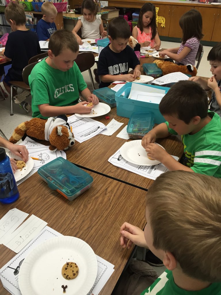 jillvannini's tweet photo. Dino day!  Being paleontologist and digging for bones! #stem #dinosrule @hcsrsd10ct https://t.co/tdnLRsppLX