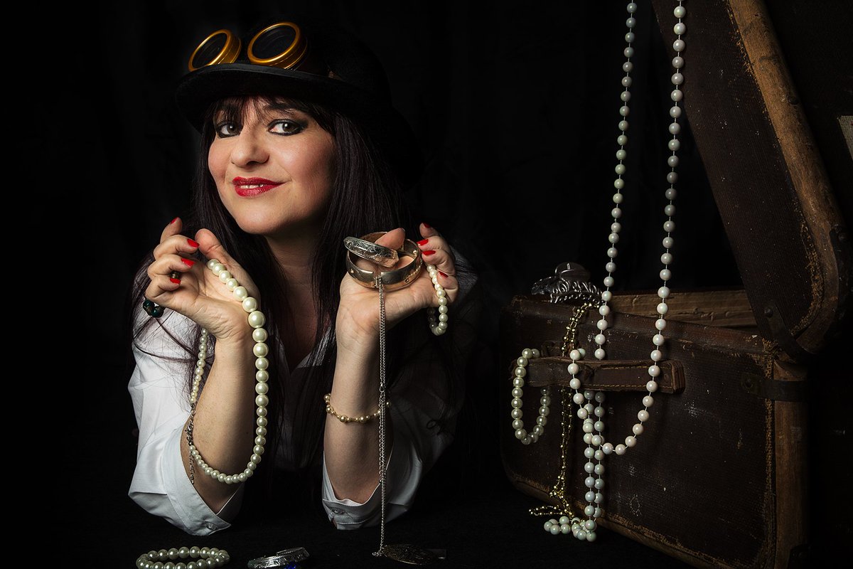 FerociousKit's tweet image. 'Treasure Hunter' © Gwynfryn Jones #steampunk #goggles #pearls #treasurechest #photoshoot #treasure #modelling