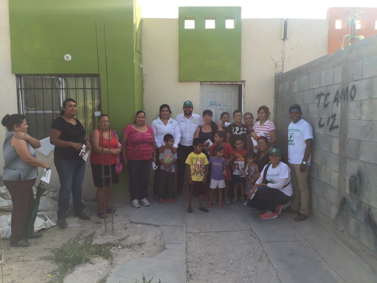 HiramBrahim's tweet photo. En diferentes colonias de #GómezPalacio el #EquipoVerde con @EVillegasV #Gobernador y @LetyHerreraAle #Presidenta https://t.co/sgUr4Fa3ft