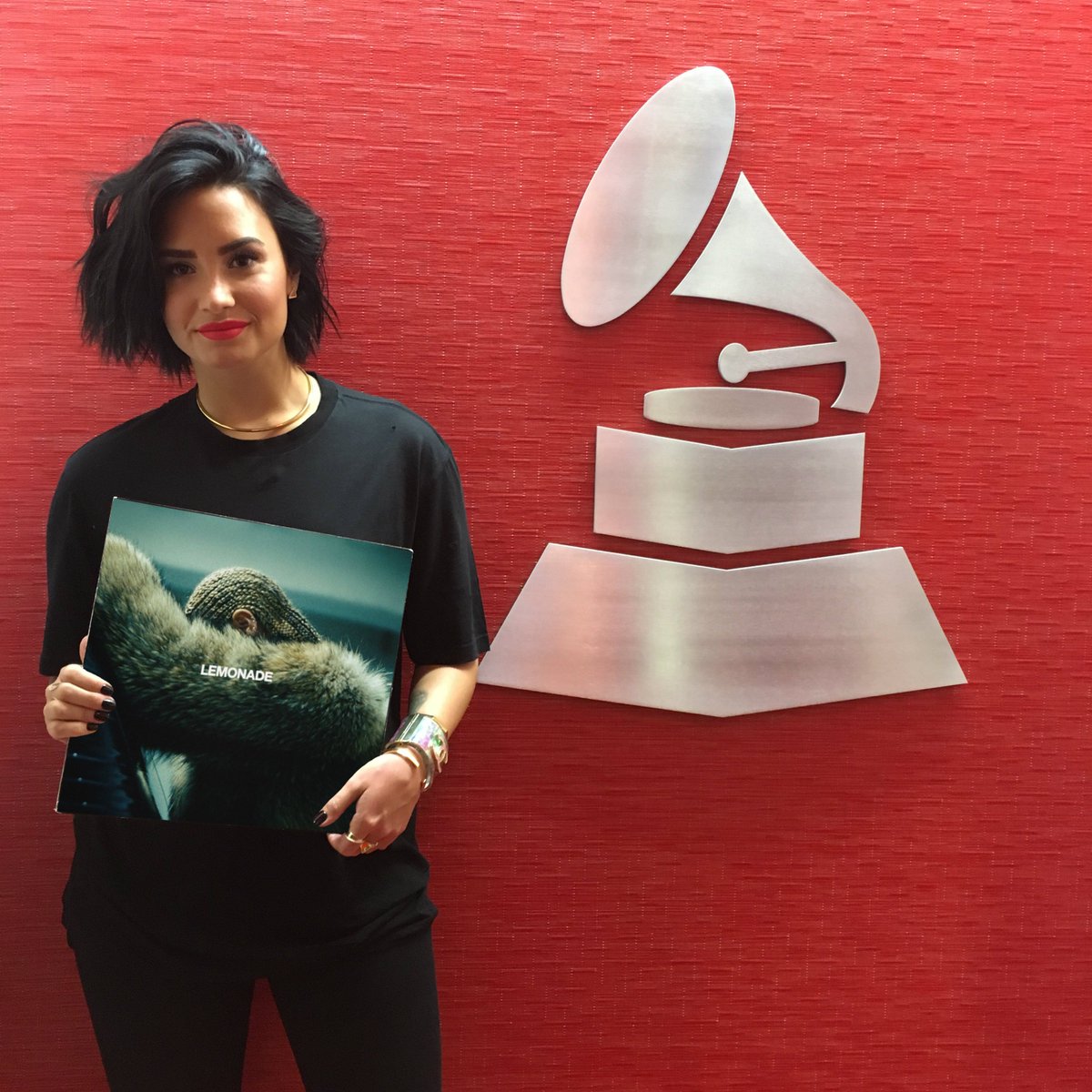 Take the #MusiCaresChallenge! Post a pic, tag friends & donate to support @MusiCares: grm.my/1THWnrl