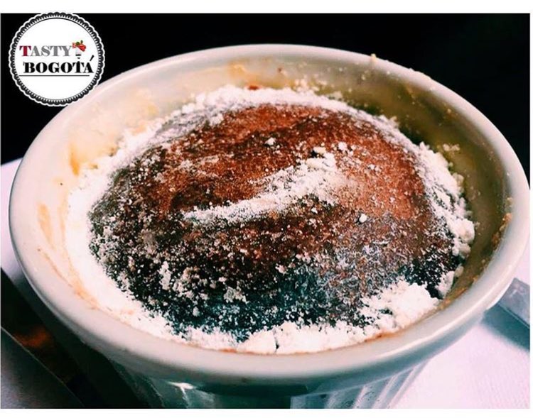 tastybogota's tweet photo. Esta foto muestra lo que las palabras no pueden explicar 😍 volcán de 🍫 de @annay_otto https://t.co/hVHyAAExz4