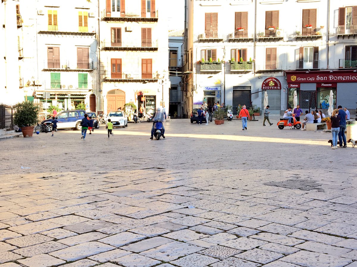 alesbond's tweet photo. .@GiustoCatania ma Piazza San Domenico è ancora area pedonale? @rep_palermo @PalermoToday @LeolucaOrlando1 #Palermo https://t.co/bspnO6d8lr
