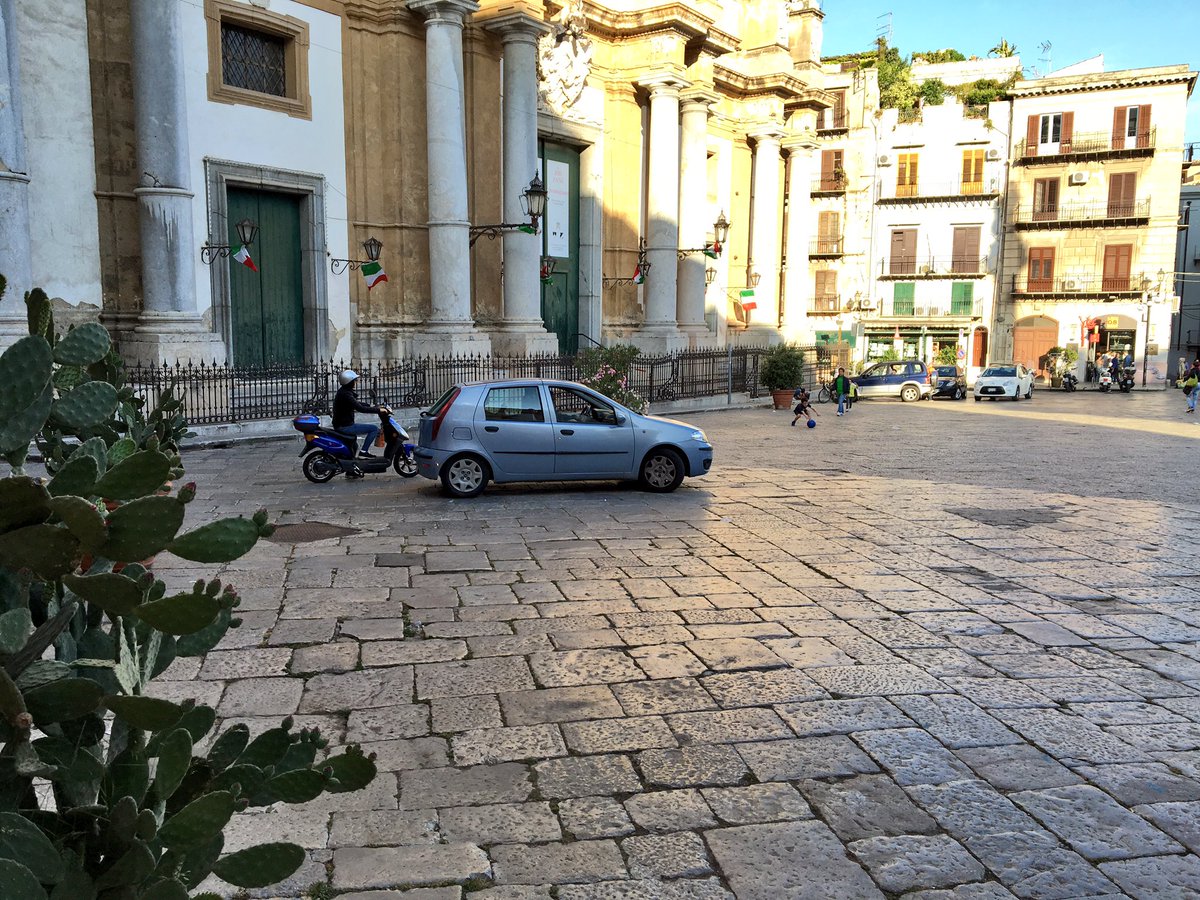 alesbond's tweet photo. .@GiustoCatania ma Piazza San Domenico è ancora area pedonale? @rep_palermo @PalermoToday @LeolucaOrlando1 #Palermo https://t.co/bspnO6d8lr