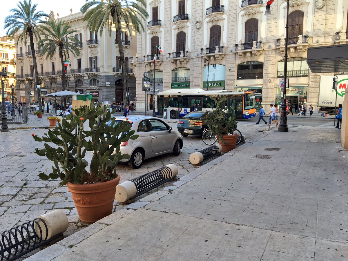 alesbond's tweet photo. .@GiustoCatania ma Piazza San Domenico è ancora area pedonale? @rep_palermo @PalermoToday @LeolucaOrlando1 #Palermo https://t.co/bspnO6d8lr