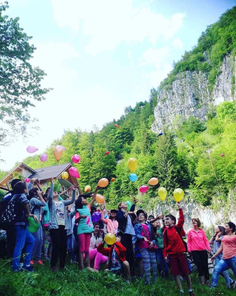 ScoalaSpectrum's tweet photo. #1iunie 
Urare de la munte din partea claselor a IV-a 
🎈La multi ani! 🎈 https://t.co/mRnkoEspIh