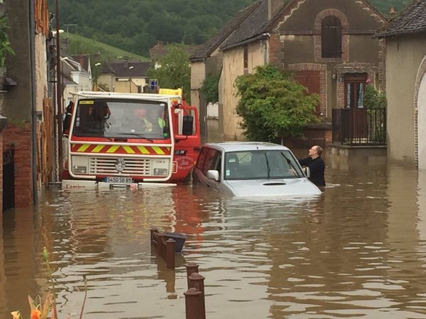 洪水で川が氾濫するパリで撮られた災害時とは思えぬ写真が話題に フランス人め 何でも絵になりおって Togetter